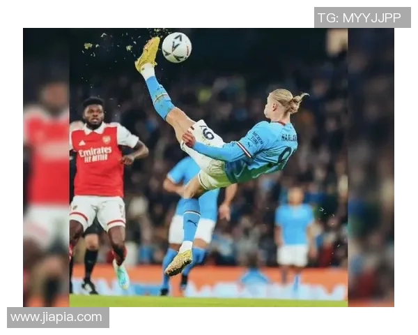 足球装男模展现青春活力与时尚魅力的完美结合