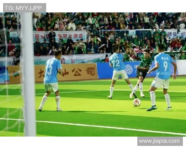 郭达在绿茵场上展现足球风采与激情的精彩瞬间